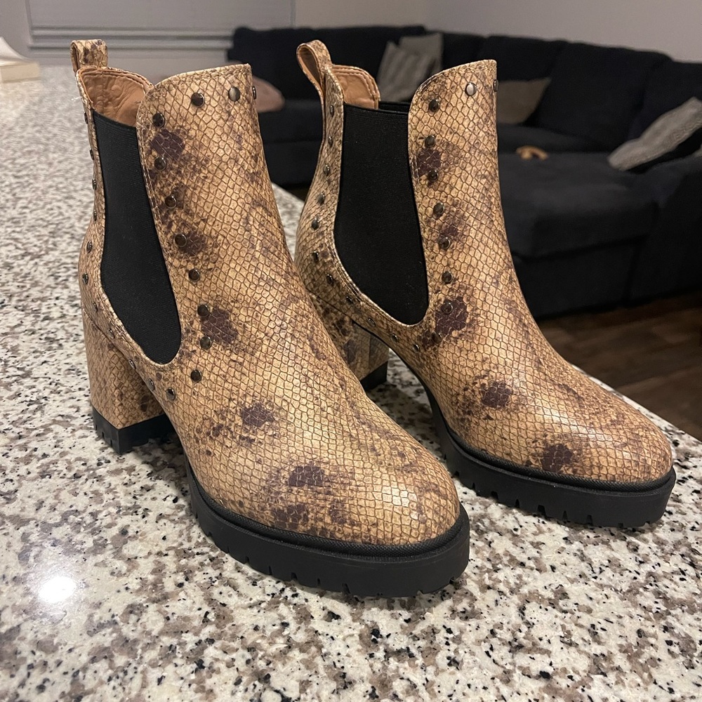 Aerosoles heeled booties